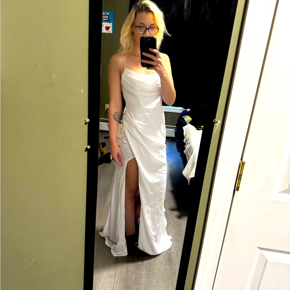 Brand new wedding dress size 2 only worn for pictures with tags